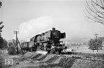 50 1253 vom Bw Dillenburg fährt mit einem Güterzug in Bad Vilbel ein. (15.04.1963) <i>Foto: Karl-Ernst Maedel</i>