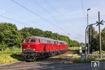 Am "Tag der Lz" kehrten EfW 218 455 und 215 023 als Tfzf 88489 aus Stolberg zurück nach Düsseldorf, aufgenommen in Immigrath. (29.05.2023) <i>Foto: Joachim Bügel</i>