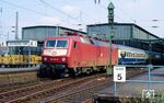 120 149 mit IC 815 "Mercator" (Kiel - Hamburg-Altona - Dortmund - Köln - Mannheim - Stuttgart) in Duisburg Hbf. (05.08.1989) <i>Foto: Joachim Bügel</i>