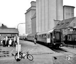 Triebwagen T 3 (Mak, Baujahr 1960) ist mit zwei Kurswagen im Kleinbahnhof Niebüll angekommen. Vor der Weiterfahrt nach Dagebüll Mole versorgen sich die Reisenden noch am Kiosk. (09.1963) <i>Foto: Reinhard Todt</i>
