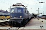 118 051 vom Bw Regensburg macht Station in Landshut (Bay) Hbf. (1969) <i>Foto: H. Kuhnke</i>