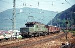 Die Augsburger 194 038 fährt mit einem Güterzug aus Kornwestheim in Geislingen (Steige) ein. (1971) <i>Foto: H. Kuhnke</i>