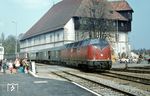 211 145 (Bw Villingen) fährt mit E 1656 (Bayreuth - Konstanz) in Konstanz ein. (04.1972) <i>Foto: H. Kuhnke</i>