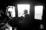 Alles im Blick hat der pfeifenrauchende Lokführer Hans Riddering, der seine 012 061 durch die Weiten Ostfrieslands ballern lässt. (1974) <i>Foto: Wolfgang Staiger</i>