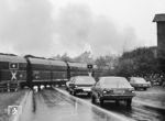 So betitelte Wolfgang Staiger sein Bild des über den Bahnübergang der Bundesstraße 70 südlich von Lathen kreuzenden 4000t-Zuges auf dem Weg nach Rheine, dem zwei ölgefeuerte 44er vorgespannt waren.  (1974) <i>Foto: Wolfgang Staiger</i>