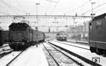 145 158 (Bw Freiburg) fährt in den Bahnhof Basel SBB ein. Dort warten 112 498 und SBB Re 4/4 11138. (20.12.1969) <i>Foto: Karl Wyrsch, Slg. D. Ammann</i>