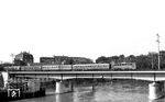 110 439 (Bw Dortmund Bbf) überquert mit einem Schnellzug den Rhein zwischen den Bahnhöfen Basel Badischer Bf und Basel SBB. (01.07.1971) <i>Foto: Karl Wyrsch, Slg. D. Ammann</i>