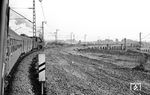 Blick aus dem mit 10 001 bespannten D 183 (Zürich - Wilhelmshaven) bei der Ausfahrt aus Friedberg (Hess) auf das Rosentalviadukt. Die eingleisige Strecke (rechts) gehört zur Nebenbahn von Friedberg über Beienheim nach Nidda bzw. Hungen. Die Schotterfläche stammt von der früheren Lage des Friedberger Bahnhofes. (08.1962) <i>Foto: Karl-Ernst Maedel</i>