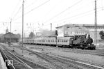 Das Bw Wiesbaden war Auslauf-Bw für viele pr. T 12, die hier mit den Rangieraufgaben im nahen Hauptbahnhof beschäftigt wurden. Auch 74 957 wechselte erst im November 1957 zum Bw Wiesbaden und wurde im Mai 1962 dort ausgemustert. (1961) <i>Foto: Norbert Steinweis</i>