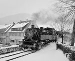 82 041 fährt mit E 770 im leichten Schneetreiben in Baiersbronn ein. Dort hatte der Zug um 15.27 Uhr einen planmäßigen Halt. (13.03.1966) <i>Foto: Jörg Schulze</i>