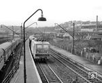 E 10 189 (Bw Stuttgart Hbf) fährt mit E 4833 (Karlsruhe - Ulm) durch den Bahnhof Stuttgart Nord. Links steht ein ET 65. (20.03.1966) <i>Foto: Jörg Schulze</i>
