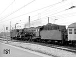 E 44 015 und 01 149 vor E 577 nach Nürnberg in Stuttgart Hbf. Beide Loks sind fast gleich alt: Die E 44 entstand 1933, die 01 im Jahr 1935. 01 149 wurde bereits 1969 ausgemustert, E 44 015 schaffte es noch 10 Jahre länger im Einsatz zu bleiben. (25.03.1966) <i>Foto: Jörg Schulze</i>