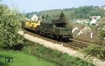 194 080 (Bw Augsburg) mit einem Güterzug nach Ulm bei Bretten-Ruit. (05.1983) <i>Foto: Heiko Hamm</i>