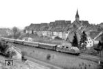 220 064 vom Bw Villingen mit einem Eilzug auf der Schwarzwaldbahn vor der Kulisse der Engener Altstadt. (04.1972) <i>Foto: Gerhard Greß</i>