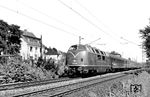 V 200 035 (Bw Hamm/Westf) mit dem F 10 "Rheingold" nach Basel SBB in Bad Godesberg. (1958) <i>Foto: Gerhard Greß</i>