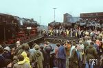 Im Mai 1977 endete der planmäßige Dampfbetrieb beim Bw Gelsenkirchen-Bismarck. Die BD Essen organisierte ein großes Abschiedsfest, zu dem auch einige Gastloks aus Rheine erschienen. Enstsprechend groß war der Andrang. (21.05.1977) <i>Foto: Wolfgang Staiger</i>