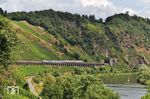 Der kombinierte RE 5117/4117 aus Luxembourg bzw. Mannheim, der in Trier Hbf zusammengekuppelt wurde, auf dem Pündericher Hangviadukt. Rechts das Tunnelportal des 459 m langen Prinzenkopftunnels. (20.07.2023) <i>Foto: Joachim Bügel</i>