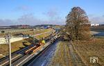 Anfang November 2020 wurde mit der Montage der Oberleitung auf der NBS begonnen. Im Dezember 2021 waren die Arbeiten in Höhe des neuen Bahnhofs Merklingen - Schwäbische Alb weitgehend abgeschlossen. Seit Oktober 2021 bestand zwischen Wendlingen und Ulm eine durchgehende Schienenverbindung (zunächst nur auf einem Gleis).  (21.12.2021) <i>Foto: Korbinian Fleischer</i>