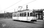 Tw 52 (DUEWAG/Kiepe, Baujahr 1958) auf der Linie 11 nach Breckerfeld in der Wehringhauser Straße nahe des Hagener Hauptbahnhofs. Im Hintergrund verläuft die Bahnstrecke nach Wuppertal. Nach einem Unfall wurde das Fahrzeug 1970 ausgemustert. (24.09.1959) <i>Foto: Aad van Ooy</i>