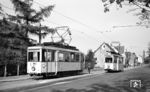 In der Endhaltstelle Birken an der Burger Landstraße begegnen sich "Aufbau"-Tw 352 (DUEWAG, Baujahr 1948) und der "Verbands"-Tw 371 (DUEWAG, Baujahr 1950). (21.09.1959) <i>Foto: Aad van Ooy</i>