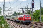 Als letzter dieselbespannter Fernverkehrszug zwischen Stuttgart und Ulm ist im Jahrplanjahr 2023 das Zugpaar IC 2012/2013 übrig geblieben. 218 424 und 218 446 brummen mit IC 2013 nach Oberstdorf durch den Bahnhof Süßen. (18.07.2023) <i>Foto: Karsten Risch</i>