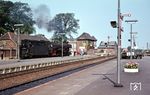 012 073 hat im Bahnhof Niebüll die Kurswagen nach Dagebüll weggesetzt und kehrt zurück an ihren Zug nach Westerland (Sylt). (08.1970) <i>Foto: Bruno Gode</i>