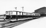 Die nagelneue Triebwageneinheit VS 145 014 mit VT 137 030 auf Probefahrt im Leipziger Hauptbahnhof. Der führende Steuerwagen wurde von der WUMAG in Görlitz gebaut, den Triebwagen lieferte die Waggonfabrik Wismar. Nach der Abnahme im RAW Dessau im Januar 1934 wurde die Fahrzeugeinheit dem Bw Dresden-Pieschen übergeben, kurz darauf aber dem Bw 1 Halle (Saale) zugeteilt. Die Aufnahme entstand im sächsischen Bahnhofsteil, der mit den Bahnsteiggleisen 1 bis 13 (Ostseite) noch der Rbd Dresden unterstand. (12.1933) <i>Foto: RVM</i>