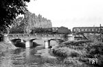 01 147 (Bw Gießen) führt den D 529 (München - Kassel) über die Niddabrücke in Bad Vilbel. (08.1961) <i>Foto: Karl-Ernst Maedel</i>