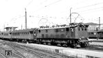 E 16 17 fährt in München Hbf ein. Die Baureihe E 16 war die einzige E-Lok in Deutschland, die mit dem BBC-Einzelantrieb, auch Buchli-Antrieb genannt, ausgerüstet war. (08.1953) <i>Foto: Karl Wyrsch, Slg. D. Ammann</i>