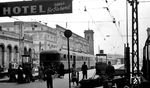 Eine ET 25-Doppeleinheit wartet als Dt 13 nach Salzburg im noch kriegszerstörten Münchener Hauptbahnhof auf die Ausfahrt. (14.07.1952) <i>Foto: Karl Wyrsch, Slg. D. Ammann</i>