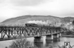 18 316 mit einem Sonderzug von Frankfurt/M nach Trier auf der Moselbrücke in Bullay. (12.05.1968) <i>Foto: Manfred van Kampen</i>