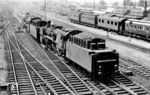 Die zum BZA Minden (Westf) gehörenden 18 505 und 45 019 fahren mit einem Meßzug in den Bahnhof Gießen ein. (06.07.1959) <i>Foto: Helmut Oesterling</i>