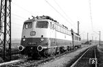 In den 1960er Jahren bemühte sich die Bundesbahn unter dem wachsenden Konkurrenzdruck der anderen Verkehrsträger, ihr Angebot durch Verkürzung der Fahrzeiten zu verbessern. Dazu musste die Höchstgeschwindigkeit der elektrischen Triebfahrzeuge gesteigert werden. Fernzüge wie „Rheingold“ und „Rheinpfeil“ fuhren mit der E 10.12 bereits Tempo 160. In der Zukunft sollten aber Geschwindigkeiten bis zu 200 km/h erreicht werden. So arbeiteten ab März 1961 Industrie und Bundesbahnzentralamt München an einer Lokomotive, die 6.000 kW Dauerleistung über zwei dreiachsige Drehgestelle auf die Schienen bringen sollte. Um neue Drehgestelle, Antriebe, Stromabnehmer und Steuerungen auszuprobieren, rüsteten die Firmen zunächst Lokomotiven der Baureihe E 10 mit den entsprechenden Teilen aus. Auf der Strecke Bamberg – Forchheim wurden 1963 Probefahrten durchgeführt, bei denen zunächst die E 10 299 und E 10 300 die Geschwindigkeit von 200 km/h erreichten. Im Sommer 1963 folgte E 10 1270. Die Versuchsfahrten waren so erfolgreich, dass noch im gleichen Jahr ging der Auftrag für vier Prototypen der neuen Baureihe E 03 an die Industrie ging. (01.08.1963) <i>Foto: Kurt Müller</i>