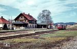 Seit 1928 ist Bodenmais Endpunkt der Bahnstrecke aus Zwiesel. Dort wendet gerade ein 798. (08.05.1970) <i>Foto: Theodor Horn</i>