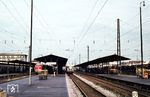 Der Aschaffenburger Hauptbahnhof liegt an der vielbefahrenen Schienenverkehrsachse Ruhrgebiet – Frankfurt (Main) – Nürnberg – München/Wien. Vor seiner Modernisierung präsentieren sich dort eine 215 und ein ÖBB-Triebwagen der Reihe 4010 als "Johann Strauß" nach Wien. (05.1973) <i>Foto: Theodor Horn</i>