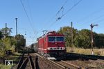 In Falkenberg fuhr der Sonderzug mit 250 004 durch die Verbindungskurve nach Cottbus. In Beutersitz, wo es noch einige Formsignale gibt, wurde er nochmals erwischt. (04.11.2023) <i>Foto: Ralf Opalka</i>