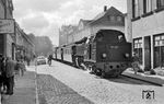 99 321 rumpelt mit P 4609 zum Ostseebad Kühlungsborn durch die Ernst Thälmann-Straße (heute: Mollistraße) in Bad Doberan. (24.08.1966) <i>Foto: Gerd Wolff</i>