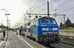 218 058 hat im Bahnhof Itzehoe den IC 2214 aus Köln übernommen. Die Zugführerin erstellt gerade die neue Wagenliste/Bremszettel. (04.10.2023) <i>Foto: Joachim Bügel</i>