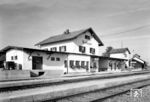 Der Bahnhof Denklingen (Schwab) wurde 1884 mit dem Bau der sogenannten Fuchstalbahn von Landsberg (Lech) nach Schongau eröffnet. Der Anschluss an das Eisenbahnnetz ging 100 Jahre später mit der Einstellung des Personenverkehrs auf der Strecke 1984 wieder verloren.  (1940) <i>Foto: RBD Augsburg</i>