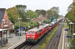 218 307 und 218 344 ziehen den AS 1423 nach Niebüll durch den Bahnhof Morsum (Sylt). (06.10.2023) <i>Foto: Joachim Bügel</i>