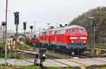 218 321 und 218 345 verlassen mit AS 1435 nach Niebüll den Bahnhof Westerland (Sylt).  (06.10.2023) <i>Foto: Joachim Bügel</i>