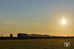Das 218-Double 218 345 und 218 321 ließ vor dem Autozug AS 1410 nach Westerland (Sylt) auf sich warten, so dass die aufgehende Sonne bei Archsum eigentlich schon ungünstig zum Zug stand. (08.10.2023) <i>Foto: Joachim Bügel</i>