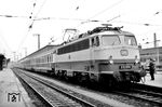 Die noch fast neue E 10 1310 (Abnahme am 28.11.1963) hat in Nürnberg Hbf den F 21 "Rheinpfeil" (München - Dortmund) übernommen. (03.1964) <i>Foto: Kurt Müller</i>