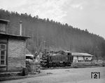 Die kalt abgestellte Reservelok 99 193 in Altensteig. Nach Stilllegung der Schmalspurbahn wurde die Lok ab 28. Mai 1967 in Nagold abgestellt. Am 27. Februar 1969 wurde sie per Schienentransport nach Offenburg überführt und erhielt dort Stoßeinrichtungen nach den Normen der schweizerischen MOB - Montreux-Berner-Oberland-Bahn. Am 3. Mai 1969 erreichte die Lok, verladen auf einen Niederbordwagen, Vevey und wurde von dort in das Depot der Museumsbahn Blonay - Chamby gebracht. Von 1970 bis 1972 und nach einer Aufarbeitung von 1976 bis 1987 wurde die Lok auf der Museumsstrecke der Museumsbahn eingesetzt. Seit 1988 steht sie nur noch rollfähig im Museum in Chamby-Chaulin. Die Lok erhielt im Winter 2016/2017 eine äußerliche Aufarbeitung. Dabei wurden alle alten Lackschichten komplett entfernt und eine neue Lackierung in hellgrauer Farbgebung aufgebracht. (02.04.1966) <i>Foto: Jörg Schulze</i>