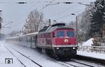 232 690 der Erfurter Bahn-Service mit einem Sonderzug von Erfurt zum Weihnachtsmarkt nach Dresden bei trübem Wetter in Markkleeberg-West.  (02.12.2023) <i>Foto: Ralf Opalka</i>