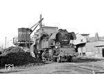 65 1049 vom Bw Saalfeld (Saale) ergänzt ihre Kohlenvorräte im Lokbf Göschwitz. Die Lok gehört heute zum Bestand des DB-Museums. (12.03.1978) <i>Foto: Detlev Hommel, Slg. H-J Trunk</i>