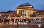 Weihnachtliche Stimmung herrschte auch am Leipziger Hauptbahnhof. Die Menschen streben zum Weihnachtsmarkt, der zu den ältesten in Deutschland gehört. (02.12.2023) <i>Foto: Joachim Schmidt</i>