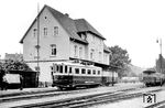Der 1000 mm Triebwagen T 2 der Mindener Kreisbahn (MKB) im Kleinbahn-Bahnhof Minden. Der 1918 von den Deutschen Werke Kiel (DWK) gebaute Triebwagen wurde ursprünglich an die Heeresfeldbahn geliefert. Die Firma Gebr. Gastell in Mainz baute ihn nach dem 1. Weltkrieg für die Bahnstrecke Zell im Wiesental–Todtnau um, dort wurde er jedoch kaum eingesetzt. 1927 ging er an die MKB, 1956 wurde er an die Kreisbahn Emden–Pewsum–Greetsiel verkauft. (1952) <i>Foto: Hermann Ott</i>