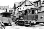 Lok 8 in St. Goarshausen. Sie war 1899 von Henschel an die Nassauische Kleinbahn geliefert worden. Mit dem Ende des Güterverkehrs von Nastätten nach St. Goarshausen 1956/1957 wurde auch sie abgestellt und 1958 ausgemustert. (1930) <i>Foto: Dr. Joachim Feißel</i>