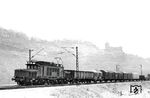 An einem trüben Wintertag ist die Engelsdorfer 254 069 mit einem Güterzug unterhalb der Burg Saaleck bei Bad Kösen unterwegs. (16.02.1987) <i>Foto: Thomas Fischer</i>